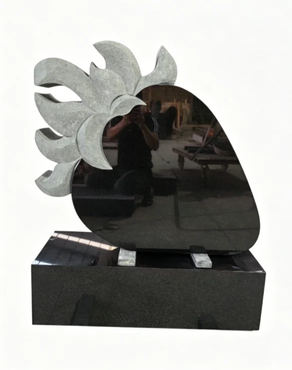 Pierre tombale en forme de fraise de granit noir avec sculpture de fleur grise