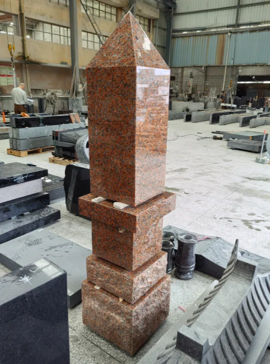 Lapide obelisco in granito rosso